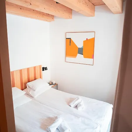 Jokai7 מלון דירות 3*